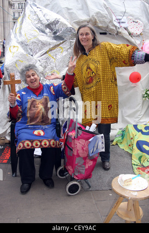 Zwei Demonstranten im Lager besetzen Londoner St. Pauls Cathedral in London Stockfoto