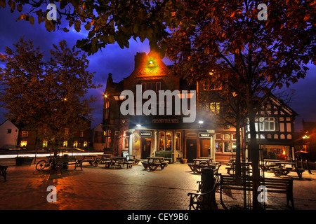 The Mulberry Tree Pub Stockton Heath, South Warrington, Cheshire UK in der Abenddämmerung, WA4 2AF Stockfoto