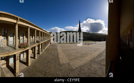 Piece Hall Halifax, eröffnet im Jahre 1779 für den Handel mit Tuch, beherbergt jetzt Geschäfte Cafés und einen Wochenmarkt. Stockfoto