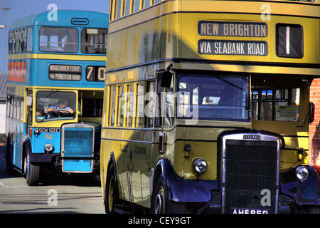 Alten Leyland Wirral Doppeldecker-Busse in blau und gelb Birkenhead New Brighton AHF 850 und GCM 152E Stockfoto