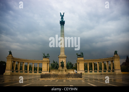 Heldenplatz in Budapest, Ungarn. Traumhafte Aussicht mit CPL Filter gedreht. Stockfoto