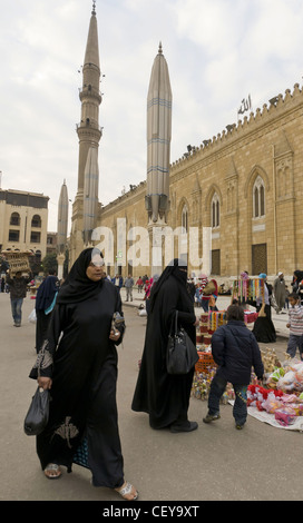 Al-Hussein-Moschee und Platz im islamischen Kairo am Eingang Kahn-El-Khalili Markt, Kairo Ägypten Stockfoto