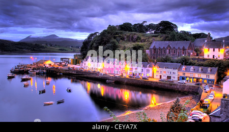 Hafen von Portree, Isle Of Skye in der Abenddämmerung. Lichter der Häuser und Boote spiegelt sich in dem schönen Fischerhafen Boot Stockfoto