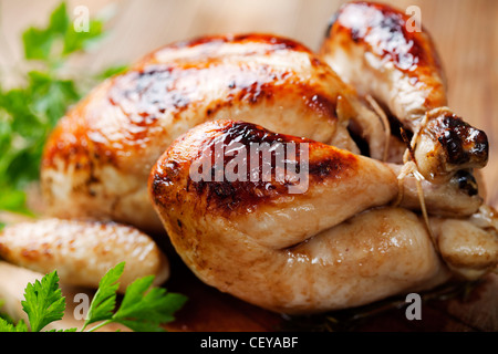 ganz gebratenes Huhn Stockfoto