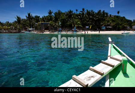 Blick auf Crystal Cave Island aus dem Bug eines Fischerbootes in Boracay, Aklan Province, Philippinen. Stockfoto