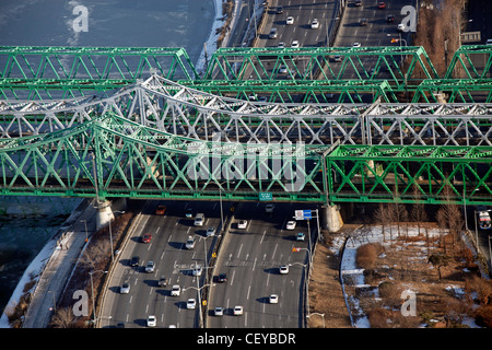 Der Hangang-Eisenbahnbrücke über den Fluss Han und Straße in Seoul, Südkorea Stockfoto