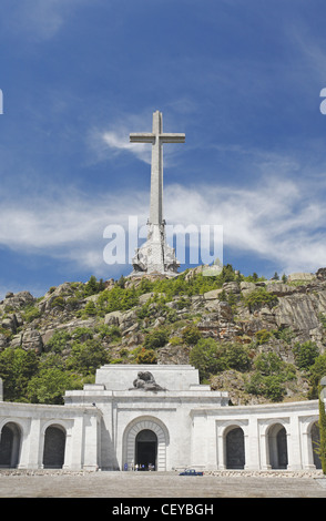 Basilika des Heiligen Kreuzes aus dem Tal der gefallenen (Santa Cruz del Valle de Los Caídos), San Lorenzo de El Escorial, Spanien Stockfoto