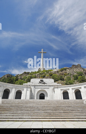 Basilika des Heiligen Kreuzes aus dem Tal der gefallenen (Santa Cruz del Valle de Los Caídos), San Lorenzo de El Escorial, Spanien Stockfoto