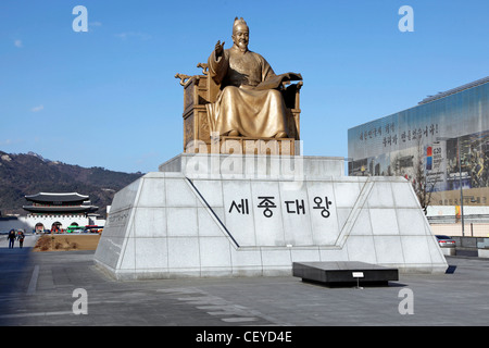 Goldene Statue von König Sejong Dae Wang dem großen in Jongno-Gu in Seoul, Südkorea Stockfoto