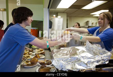 High School Freiwillige Abendessen im Tierheim Mission Stockfoto