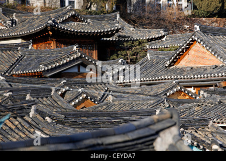 Dächer und Fliesen der traditionellen koreanischen Gehäuse in Bukchon Hanok Village in Seoul, Südkorea Stockfoto