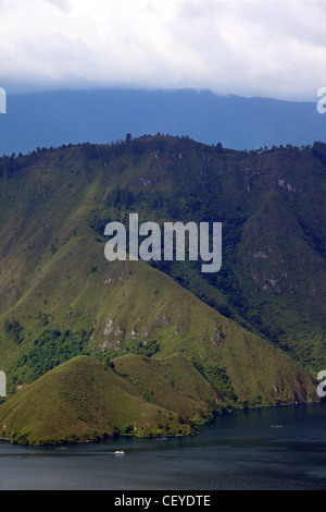 Blick auf steile Berge rund um den Toba-See. Samosir Island, Lake Toba, Nord-Sumatra, Sumatra, Indonesien, Süd-Ost-Asien, als Stockfoto