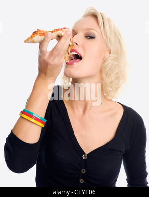 Frau hält ein Stück dünne Kruste italienische Pizza, etwa um einen Bissen zu nehmen Stockfoto