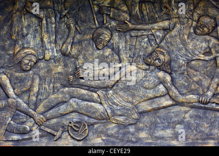 Skulpturen von Jesus wird ans Kreuz an eine christliche Kirche in der Nähe von Ambarita. Samosir Island, Lake Toba, Nord-Sumatra Stockfoto