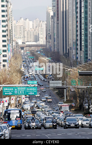 Straßenszene mit Verkehr in Seoul, Südkorea Stockfoto