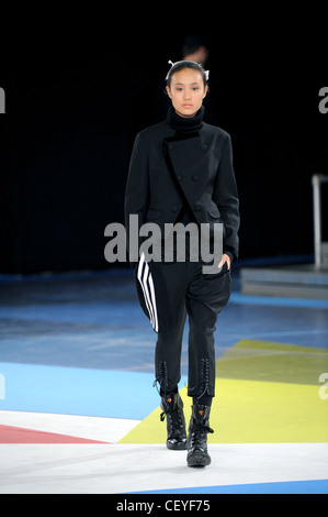 Yohji Yamamoto New York bereit zu tragen Herbst Winter alle Adidas schwarz Essemble: Blazer, Rollkragen, konische Hosen und Laceup Stockfoto