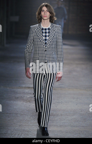 Alexander McQueen Milan Ready to Wear Menswear Frühjahr-Sommer 2012 Stockfoto