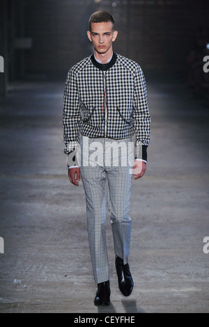 Alexander McQueen Milan Ready to Wear Menswear Frühjahr-Sommer 2012 Stockfoto