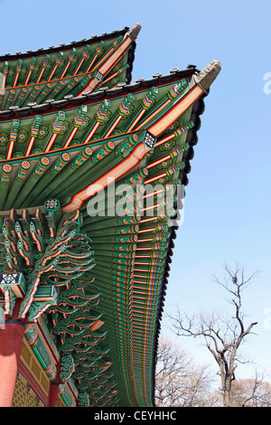 Bunten Dach Dekorationen der orientalischen Architektur im Changdeokgung Palace in Seoul, Südkorea Stockfoto