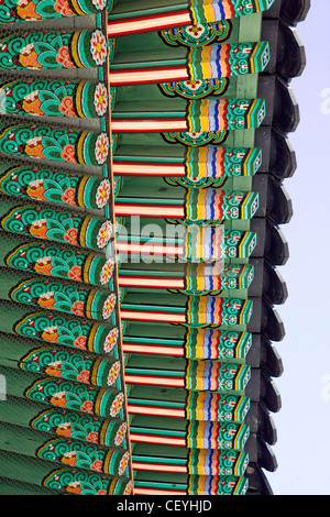 Bunten Dach Dekorationen der orientalischen Architektur im Changdeokgung Palace in Seoul, Südkorea Stockfoto