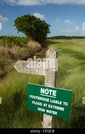 Großbritannien, England, Isle Of Wight, Newtown Salzwiesen, Überschwemmungen Warnung melden Sie neben Holz Causeway Fußweg Schild Stockfoto