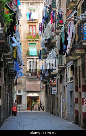 Barcelona, Spanien. Carrer del Tigre im Stadtteil Raval. Wäsche aus dem Fenster hängen Stockfoto