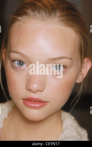 Backstage New York Frühjahr Sommer Ralph Lauren Modell Gemma Ward blonde Haare Gesicht Rouge und rosa Lipgloss, auf Stockfoto