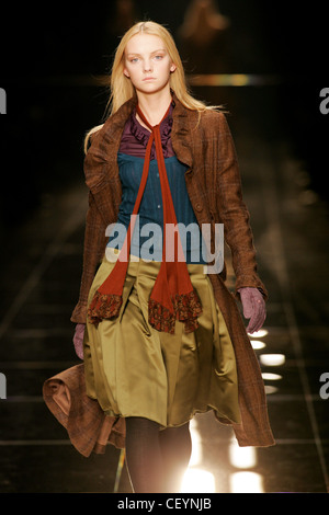 Burberry Mailand bereit zu tragen Herbst Winter Brown Tweed Mantel und satin Faltenrock Stockfoto