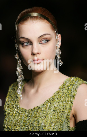 Anna Molinari Mailand bereit zu tragen Herbst Winter Haarreif mit baumelnden Perlen und schwarzen eyeliner Stockfoto