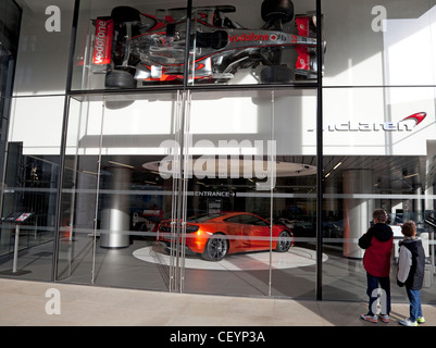 Jungen bewundern McLaren Supersportwagen in London showroom Stockfoto