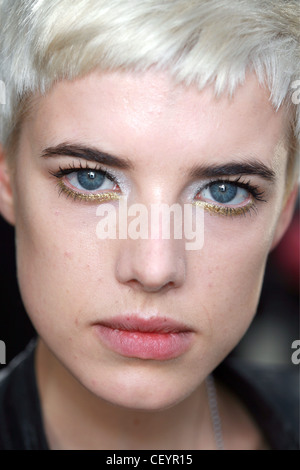 Chanel Backstage Paris bereit zu tragen Frühling Sommer Nahaufnahme Gesicht gebleicht blonde Frauen wirklich kurze Haare und dunkle Augenbrauen, Stockfoto