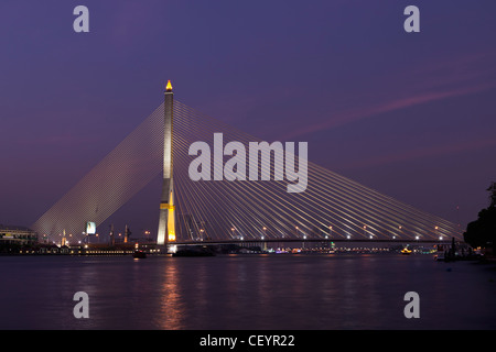 Die Rama-VIII-Brücke in Bangkok bei Nacht, Thailand Stockfoto