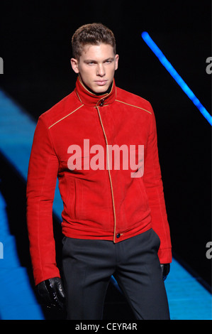 Versace Mailand Menswear bereit zu tragen Herbst Winter männlichen Modell tragen leuchtend rot aufstehen Kragen Jacke gold Streifen trim Detail, Stockfoto