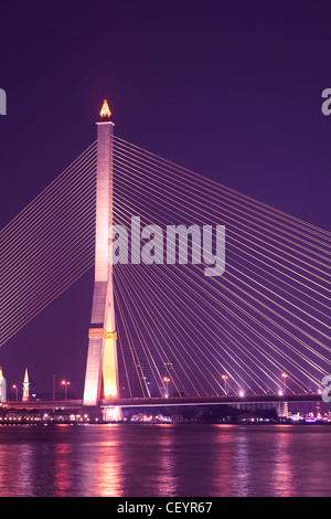 Die Rama-VIII-Brücke in Bangkok bei Nacht, Thailand Stockfoto