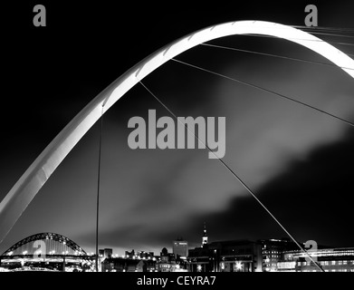 Gateshead Millennium Bridge bei Nacht (monochrom) Stockfoto