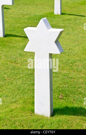 Marmor der Davidstern des gefallenen Soldaten auf amerikanische Soldatenfriedhof in der Nähe von Omaha Beach, Normandie (Colleville-Sur-Mer) Stockfoto