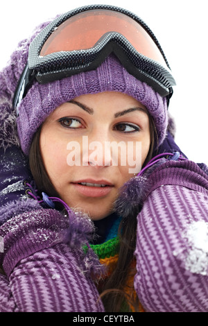 Porträt einer schönen 20 Jahre alte Frau, die im Winter im Freien. Nahaufnahme von Kopf und Schultern. Stockfoto