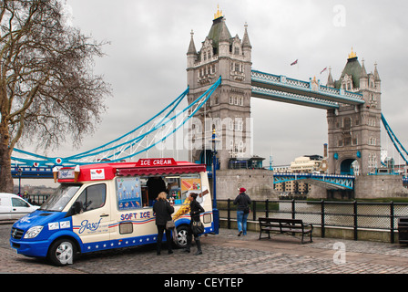 Eis Verkäufer von Tower Bridge, London, England. Stockfoto