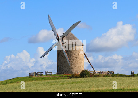 Alte Windmühle in Frankreich (in der Nähe von Mont Saint-Michel) Stockfoto