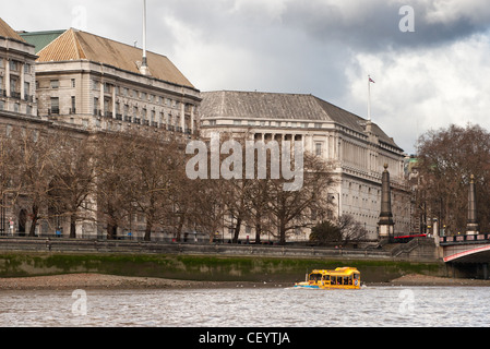 London Duck Tour amphibische Fahrzeug Segeln auf der Themse Stockfoto