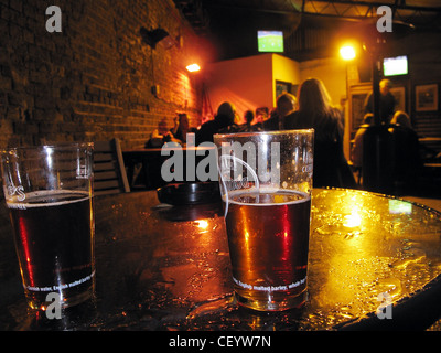 Pints Bier auf einem Tisch in einem Gastgarten in London UK. Stockfoto