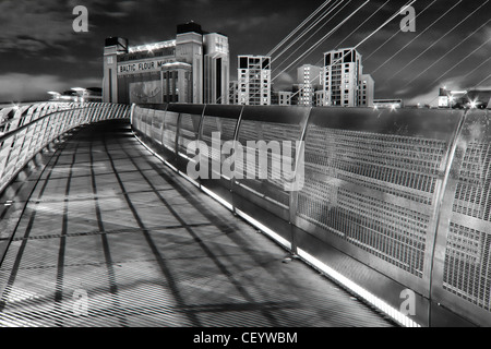 Gateshead Millennium Bridge & Baltic Centre for Contemporary Art in der Nacht Stockfoto