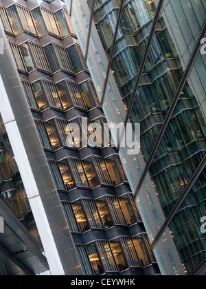 Verglasung in einem modernen Bürogebäude. Stockfoto