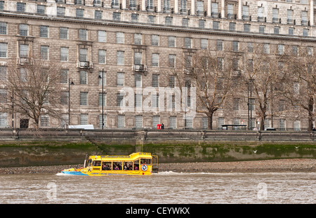 London Duck Tour amphibische Fahrzeug Segeln auf der Themse Stockfoto