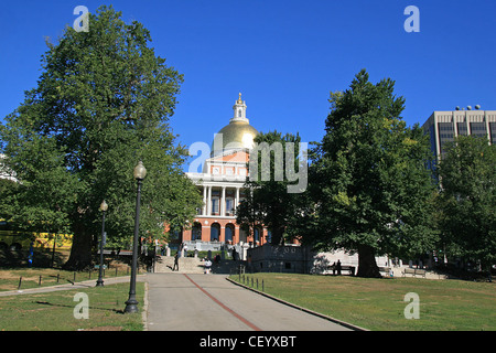 Das Massachusetts State House, angesehen vom Boston Common, in Boston, Massachusetts, USA. Stockfoto