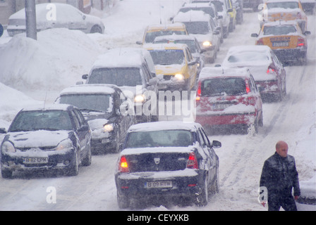 Autos und Fußgänger Kampf auf den Straßen in Blizzard-Bedingungen. Stockfoto