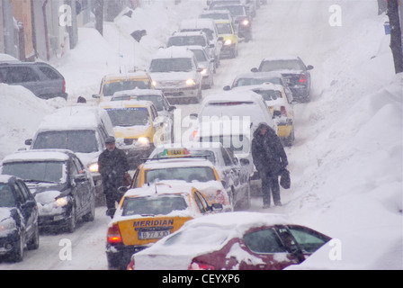 Autos stecken in Blizzard während der Kältewelle in Osteuropa, Februar 2012. Menschen gekämpft, um ihre Autos geblieben. Stockfoto