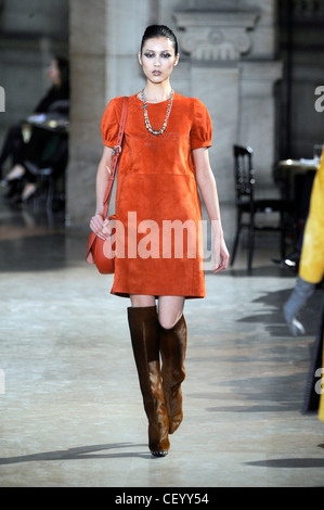 Loewe Paris bereit zu tragen Herbst Winter kurz orange Leder Kleid Kurzarm und perforiert Schriftzug deklarierenden Loewe Stockfoto