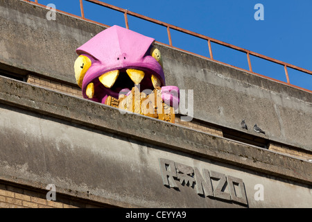 "Knackig der Credit Crunch Monster" Street Art von Ronzo, Grey Eagle Street, London, England. Stockfoto