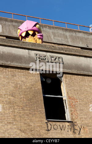 "Knackig der Credit Crunch Monster" Street Art von Ronzo, Grey Eagle Street, London, England. Stockfoto